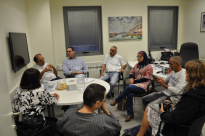  بالصور: أهالي العجمي والجبلية يقدمون التواقيع المطلوبة لاجراء انتخابات لجنة الاحياء 